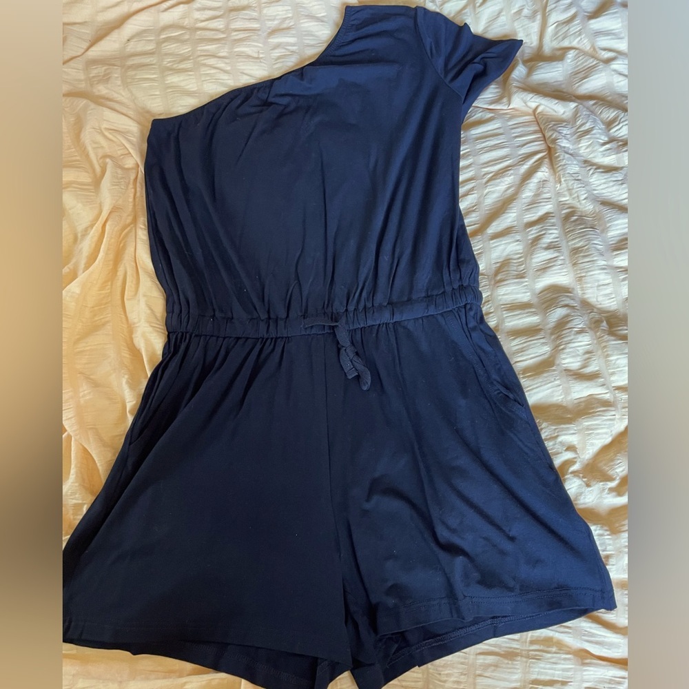One shoulder black romper with‎ pockets! NWOTS boutique size Large!